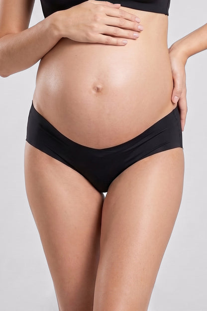 Pregnant woman wearing black seamless V-waist maternity panties